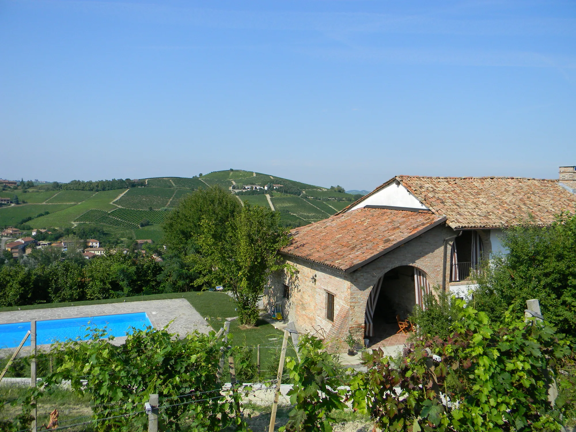 Residenza Cà d'Massëu — die restaurierte Winefarm über Weinbergen und Pool